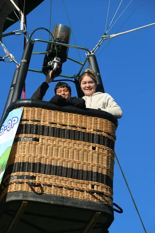 The children look out from the basket.
