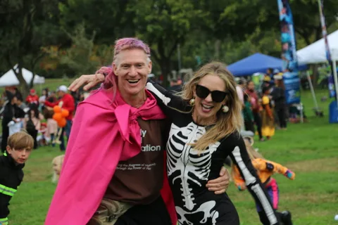 A costumed man and woman share a warm embrace at the festival.